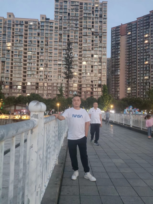 寂寞的男人的第一张照片--成都中老年相亲网